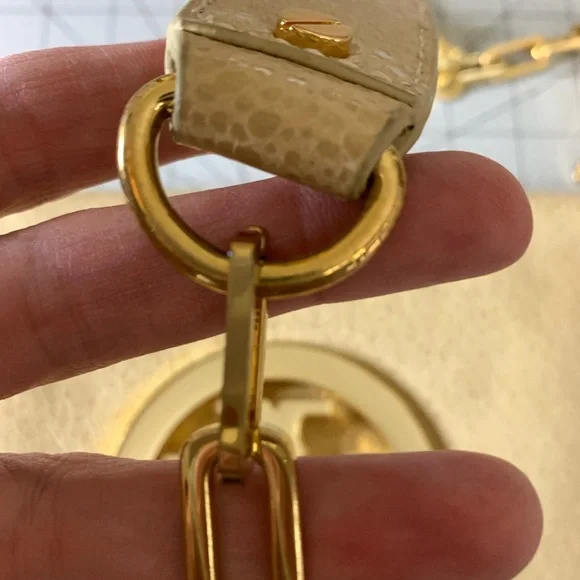 NWOT Tory Burch Beige Shoulder Bag with Gold Chain - Picture 7 of 12